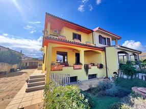 Villa bifamiliare su tre livelli vicino al mare in Vendita